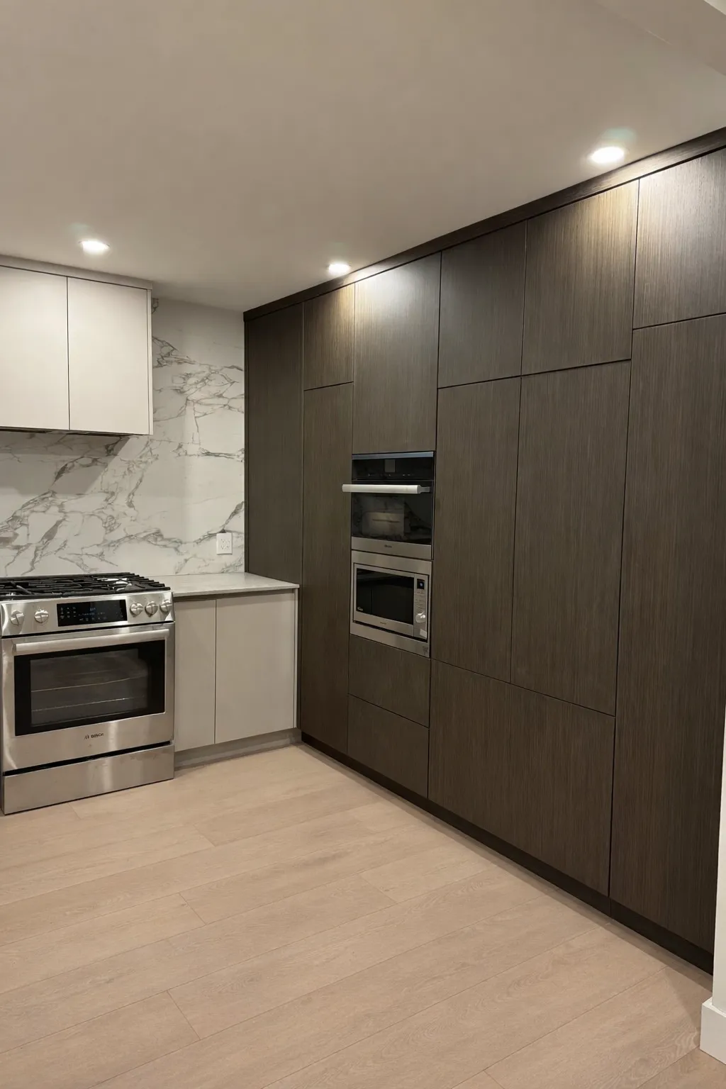 Condo Two-Tone Oak Kitchen — detail view 2
