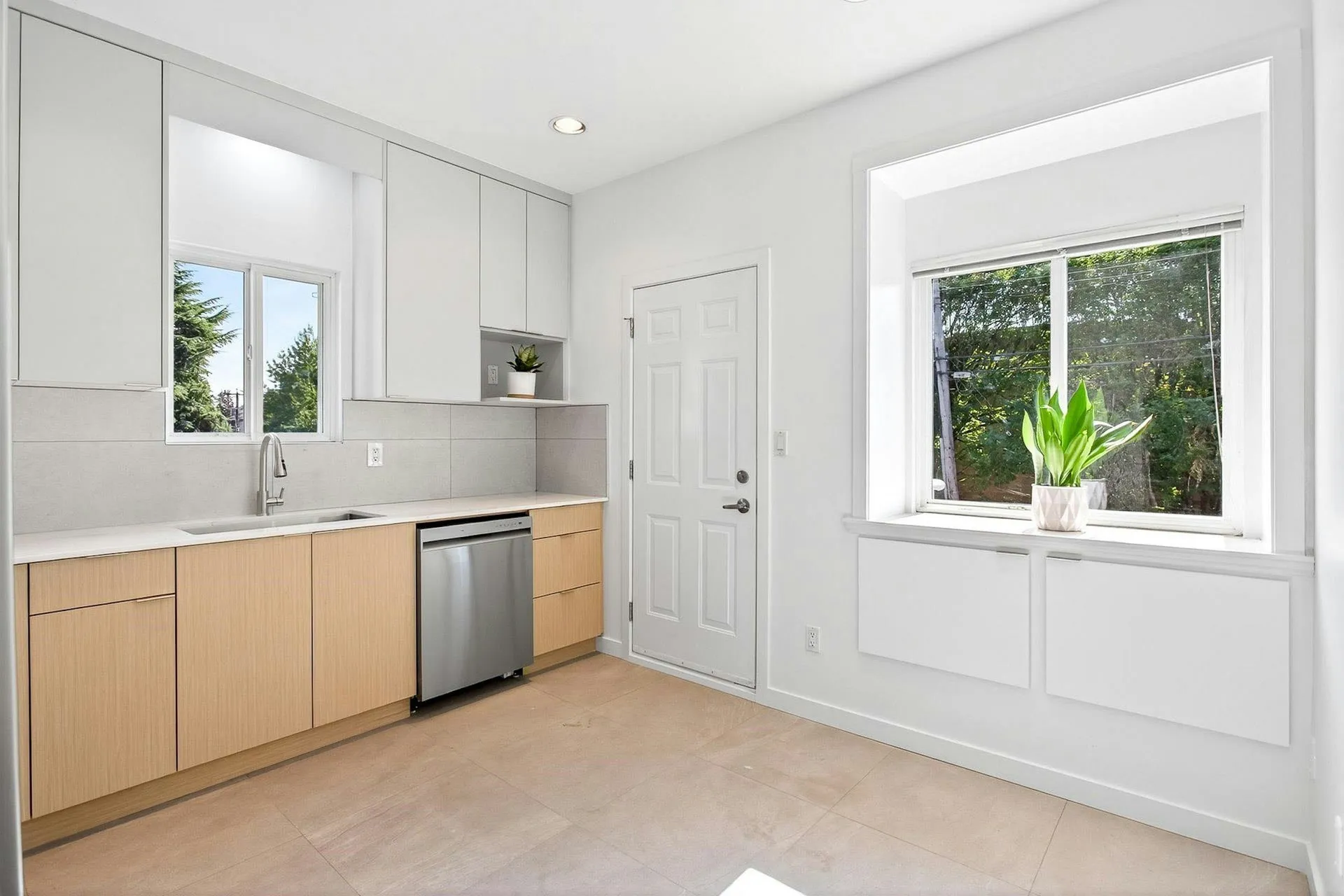 Warm Grey Flat-Panel Kitchen — detail view 3