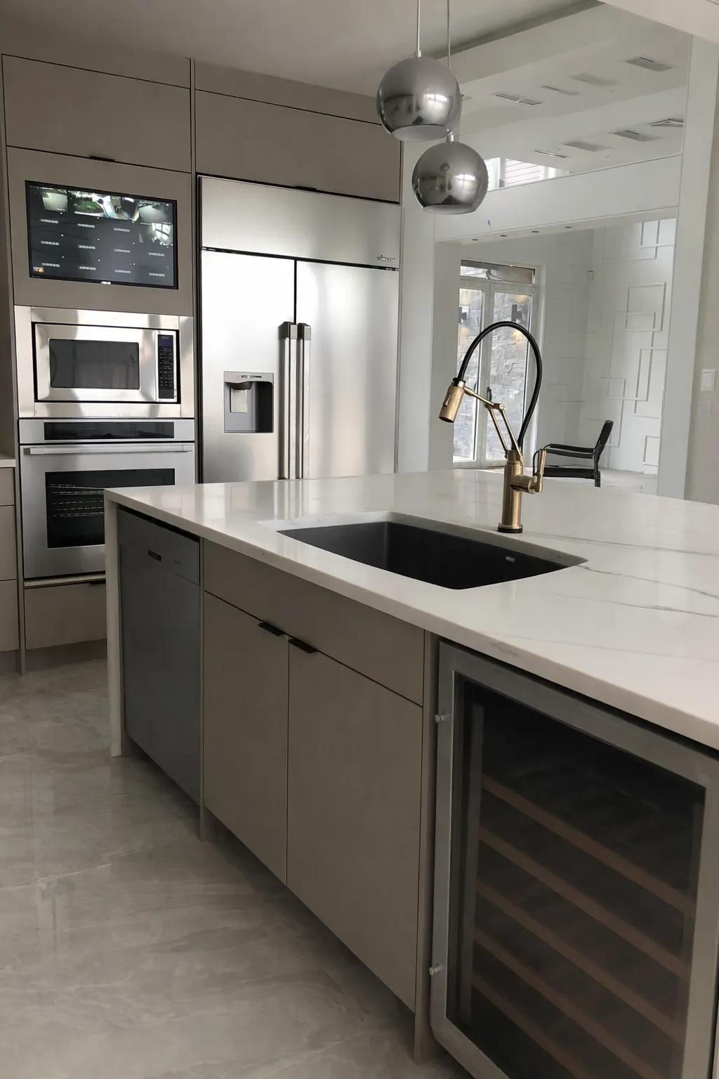 Grand White & Grey Kitchen — detail view 3