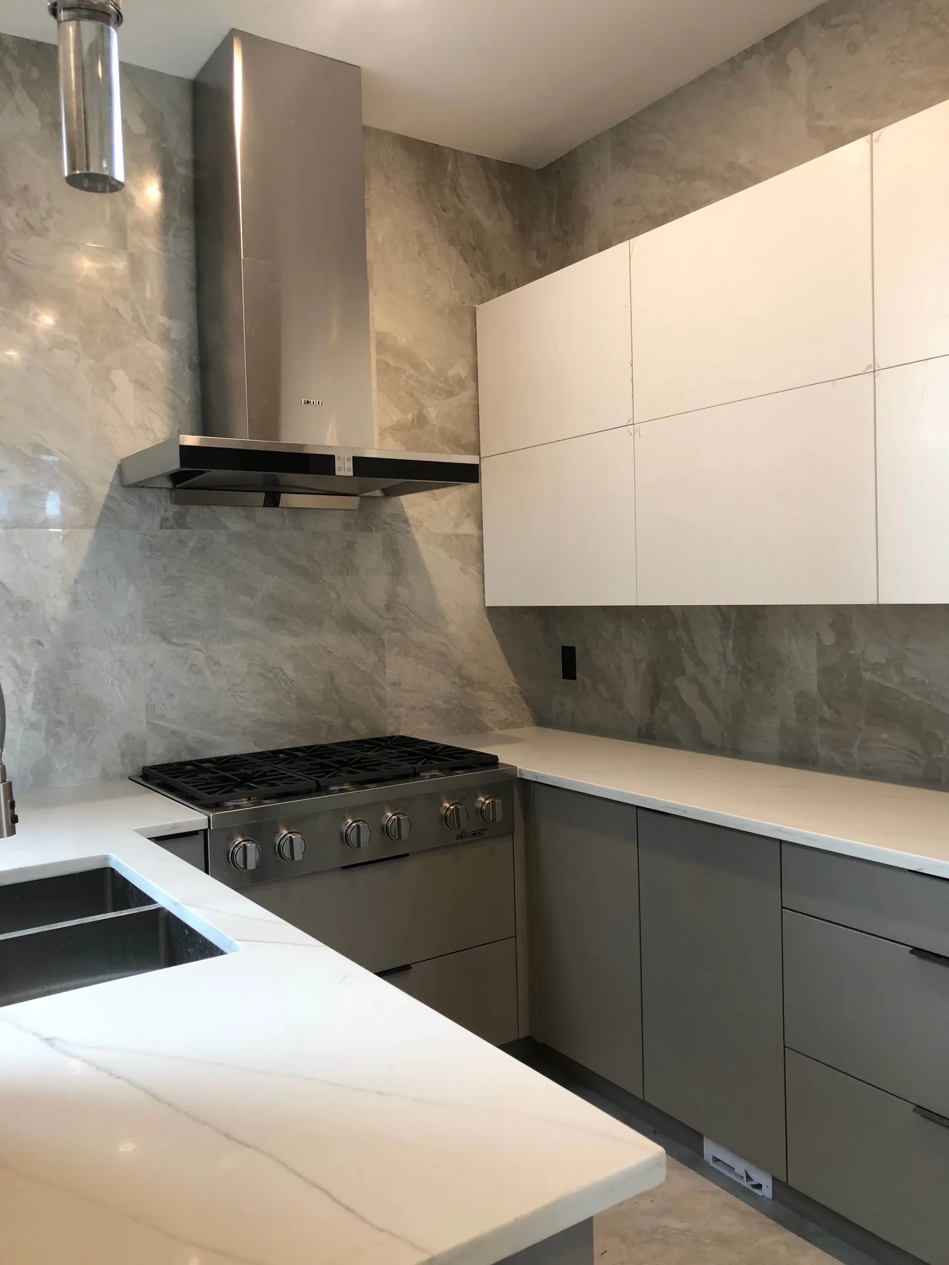 Grand White & Grey Kitchen — detail view 5