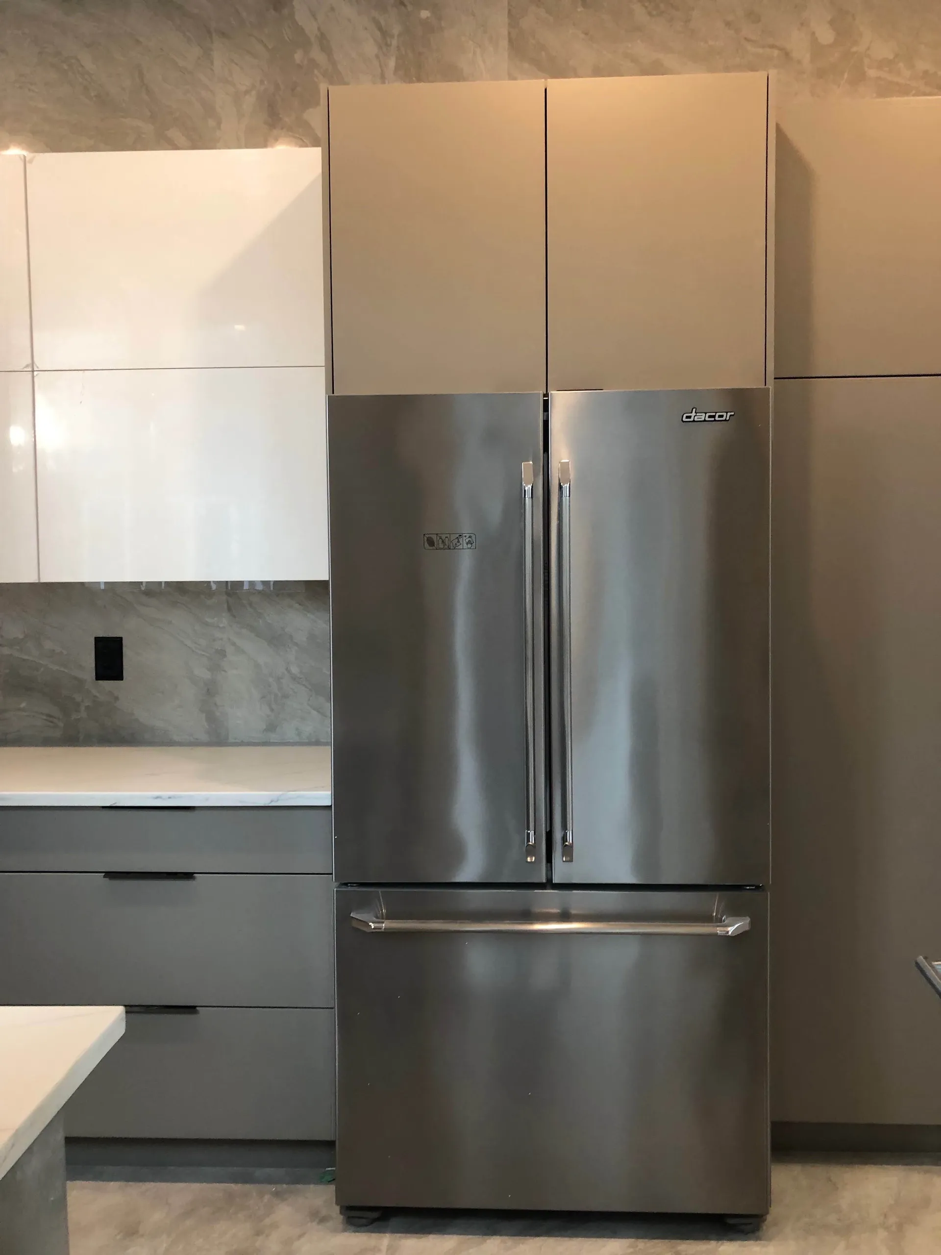 Grand White & Grey Kitchen — detail view 6