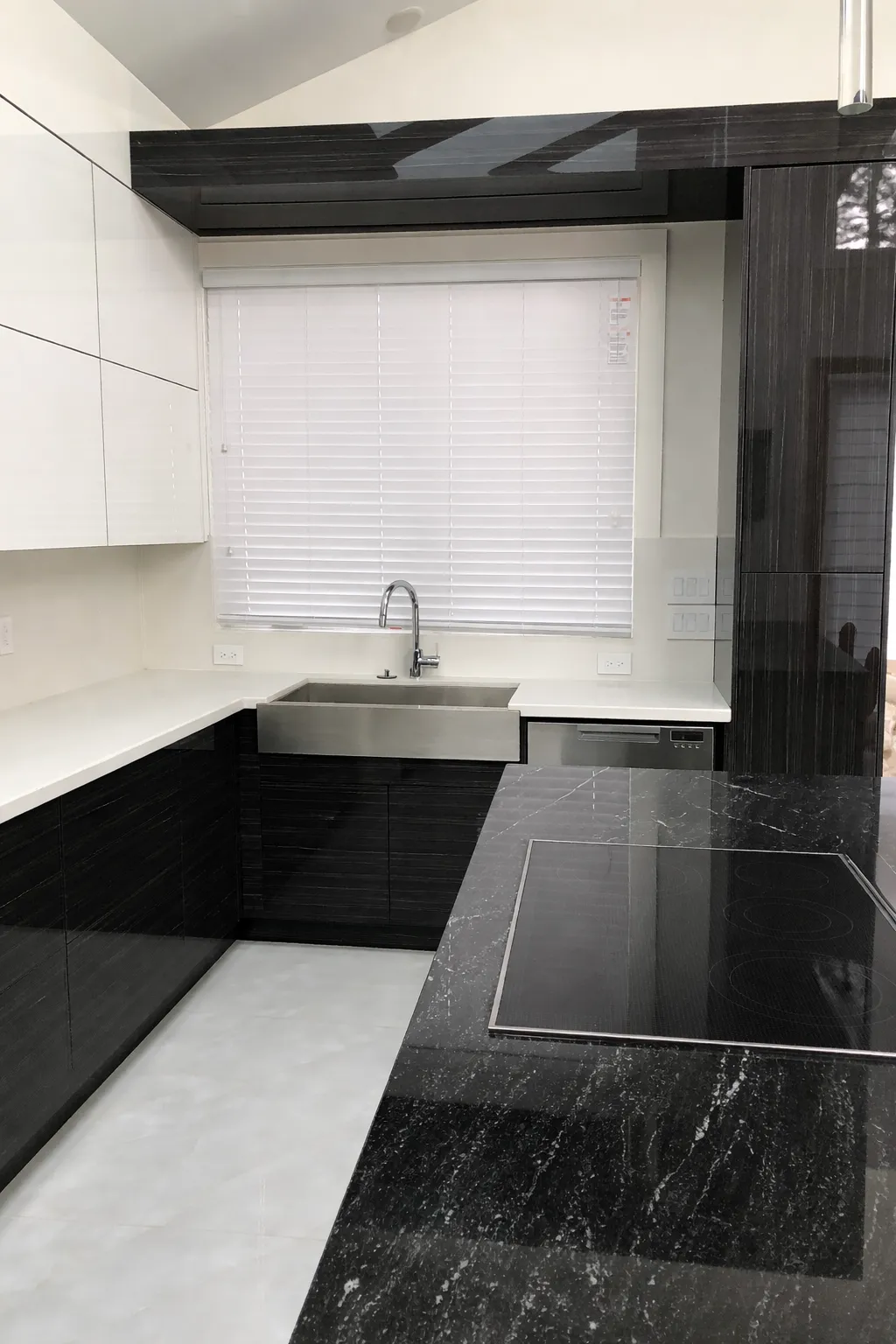 High-Gloss Black & White Kitchen — detail view 3