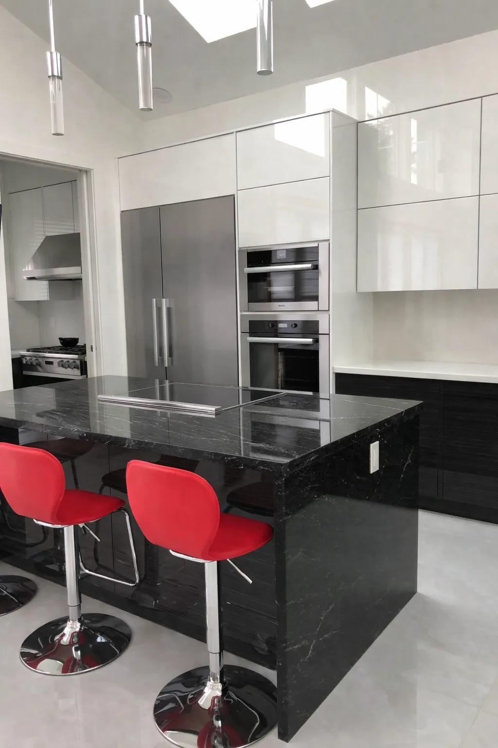 High-Gloss Black & White Kitchen — detail view 4