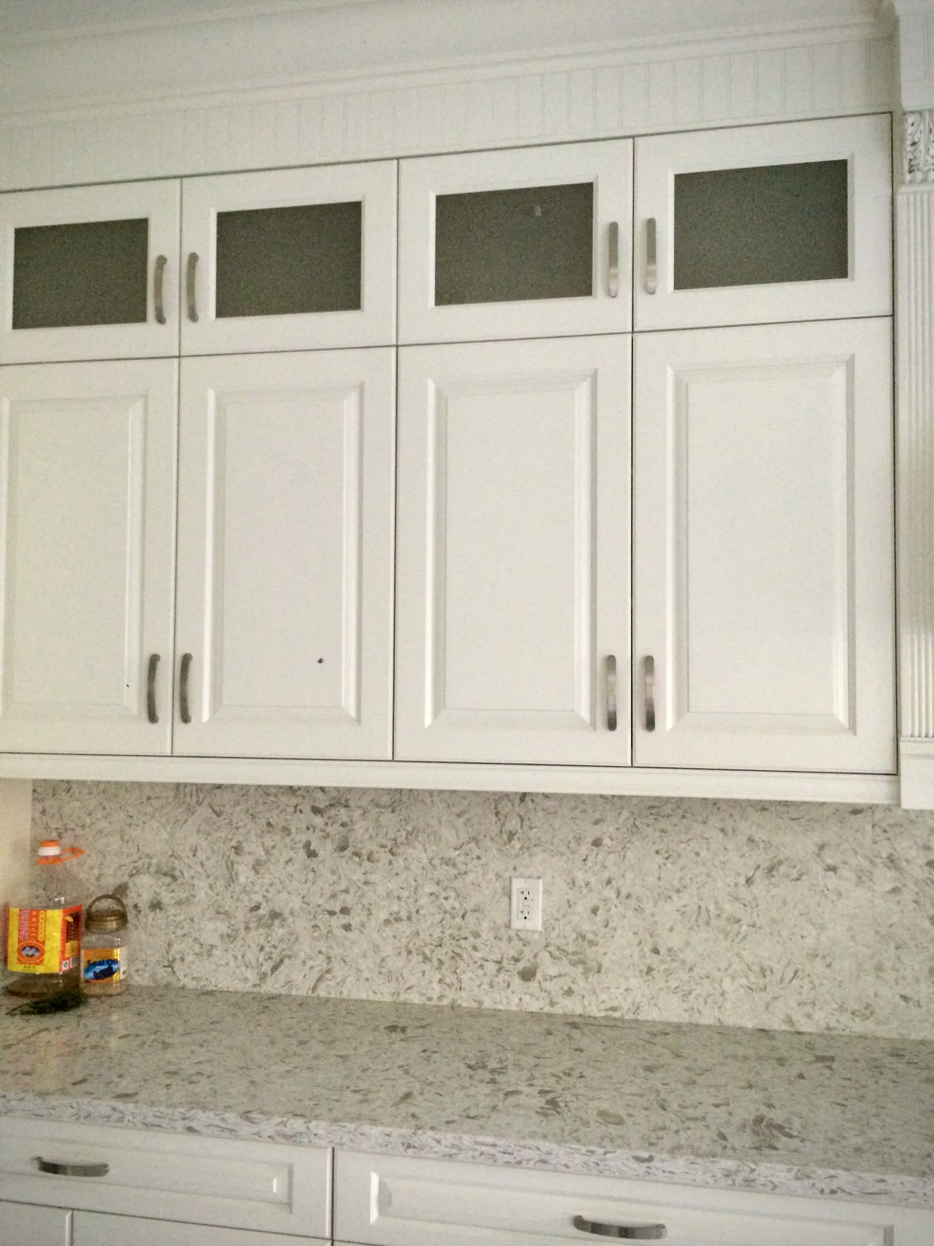 Traditional Glass-Display Kitchen — detail view 2