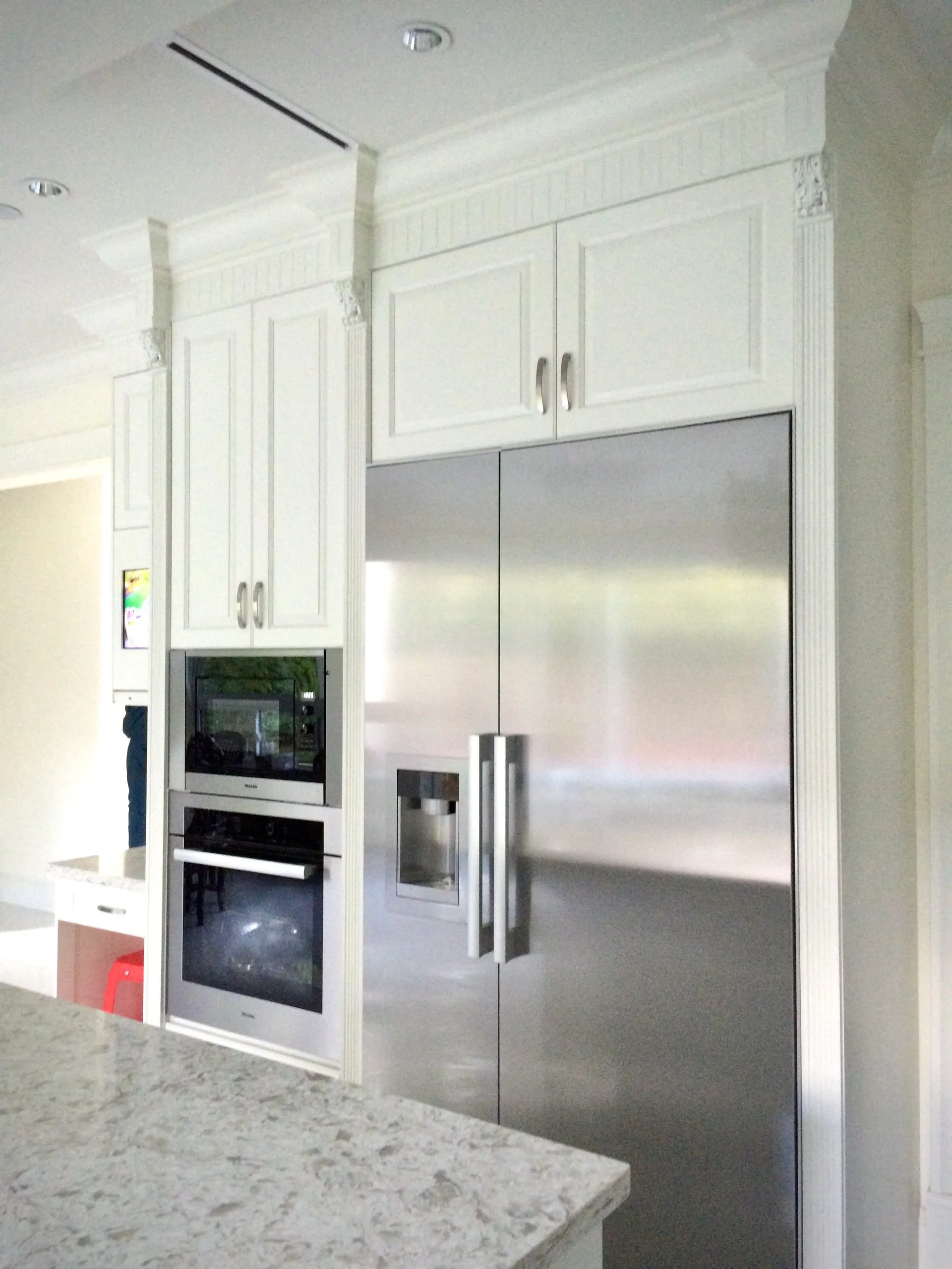 Traditional Glass-Display Kitchen — detail view 3